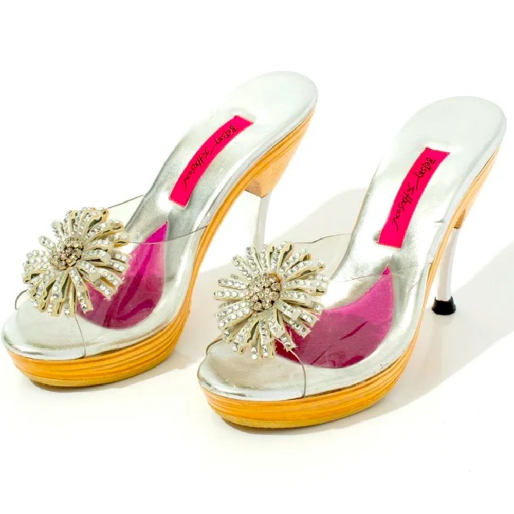 Betsey Johnson Modern 1950’s style shoe